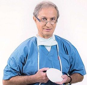 lekár drží implantát na zväčšenie prsníkov